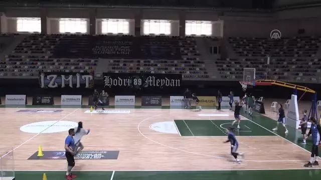 Avrupa'ya veda eden İzmit Belediyespor, lige döndü Avrupa'ya veda eden İzmit Belediyespor, lige döndü