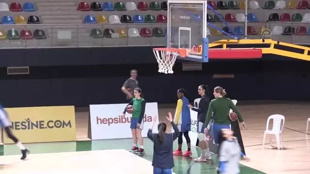Avrupa'ya veda eden İzmit Belediyespor, lige döndü Avrupa'ya veda eden İzmit Belediyespor, lige döndü