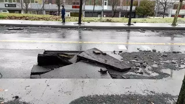Bağcılar'da içme suyu borusu patladı Bağcılar'da içme suyu borusu patladı