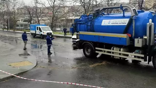 Bağcılar'da içme suyu borusu patladı Bağcılar'da içme suyu borusu patladı