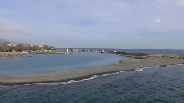 Balıkçılar, derelerden gelen çakıl ve kumla dolan limanın temizlenmesini istiyor Balıkçılar, derelerden gelen çakıl ve kumla dolan limanın temizlenmesini istiyor