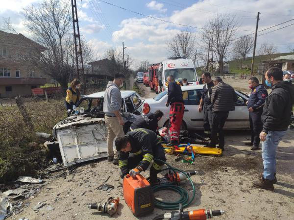Bartın'da iki otomobil kafa kafaya çarpıştı: 4 yaralı