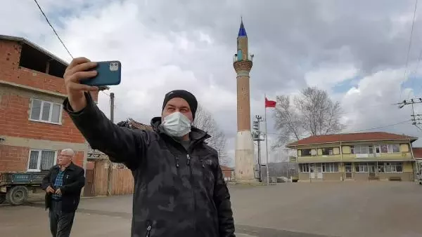 Bursa'daki camisiz minare, görenlerin ilgisini çekiyor Bursa'daki camisiz minare, görenlerin ilgisini çekiyor