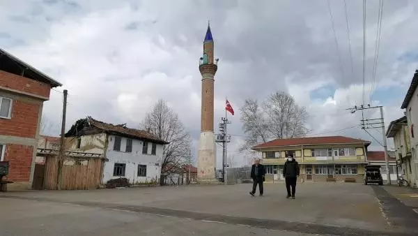 Bursa'daki camisiz minare, görenlerin ilgisini çekiyor Bursa'daki camisiz minare, görenlerin ilgisini çekiyor