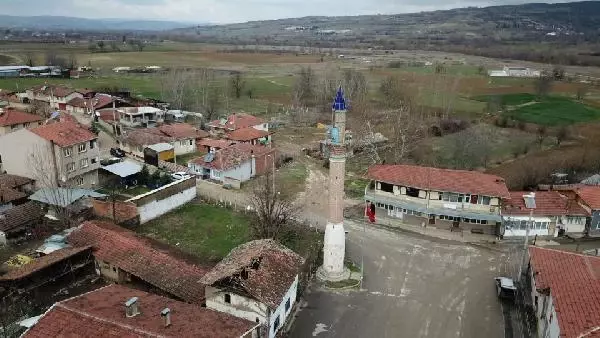 Bursa'daki camisiz minare, görenlerin ilgisini çekiyor Bursa'daki camisiz minare, görenlerin ilgisini çekiyor