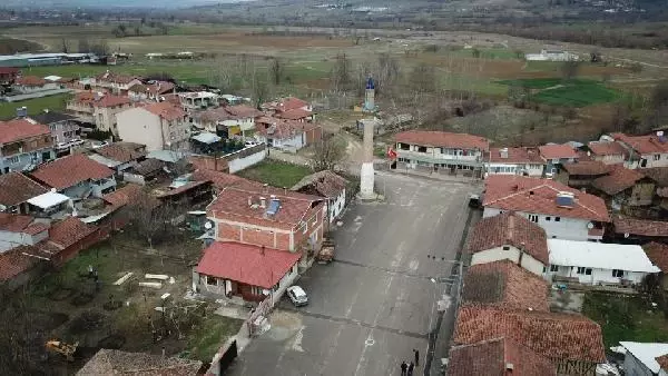 Bursa'daki camisiz minare, görenlerin ilgisini çekiyor Bursa'daki camisiz minare, görenlerin ilgisini çekiyor