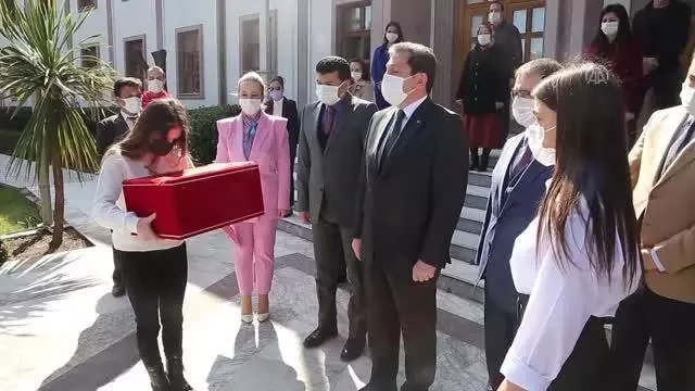 Çanakkale'de 18 Mart'ta göndere çekilecek ay yıldızlı bayrak Muğla'ya ulaştı Çanakkale'de 18 Mart'ta göndere çekilecek ay yıldızlı bayrak Muğla'ya ulaştı