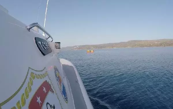 Çanakkale'de 33 kaçak göçmen kurtarıldı Çanakkale'de 33 kaçak göçmen kurtarıldı