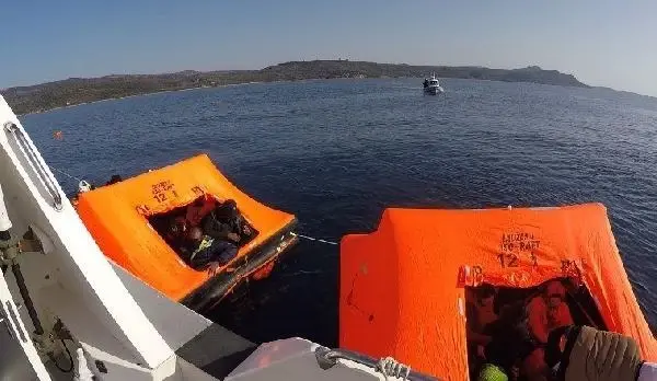 Çanakkale'de 33 kaçak göçmen kurtarıldı Çanakkale'de 33 kaçak göçmen kurtarıldı