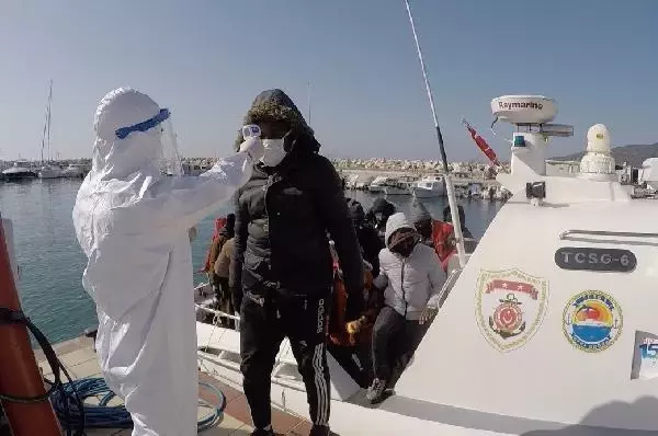 Çanakkale'de 33 kaçak göçmen kurtarıldı Çanakkale'de 33 kaçak göçmen kurtarıldı