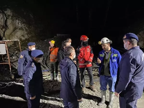Çanakkale Valisi Aktaş, göçük altında kalan işçi hakkında bilgi aldı Çanakkale Valisi Aktaş, göçük altında kalan işçi hakkında bilgi aldı