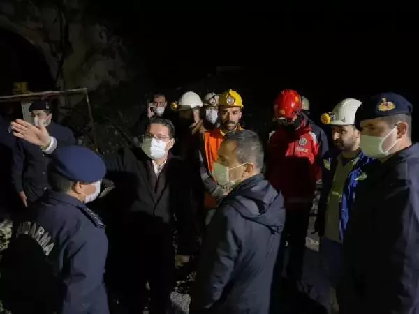 Çanakkale Valisi Aktaş, göçük altında kalan işçi hakkında bilgi aldı Çanakkale Valisi Aktaş, göçük altında kalan işçi hakkında bilgi aldı