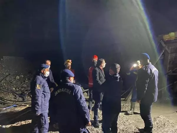 Çanakkale Valisi Aktaş, göçük altında kalan işçi hakkında bilgi aldı Çanakkale Valisi Aktaş, göçük altında kalan işçi hakkında bilgi aldı