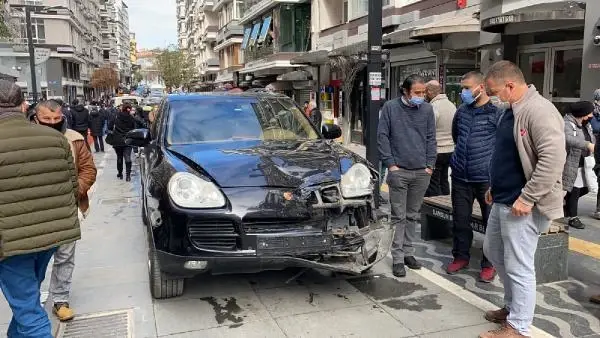Cipin çarptığı otomobilin, 2 yaya ile pastanenin vitrinine çarptığı kaza kamerada Cipin çarptığı otomobilin, 2 yaya ile pastanenin vitrinine çarptığı kaza kamerada