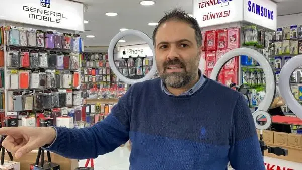 Cipin çarptığı otomobilin, 2 yaya ile pastanenin vitrinine çarptığı kaza kamerada Cipin çarptığı otomobilin, 2 yaya ile pastanenin vitrinine çarptığı kaza kamerada