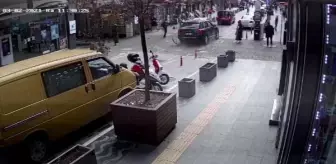 Cipin çarptığı otomobilin, 2 yaya ile pastanenin vitrinine çarptığı kaza kamerada