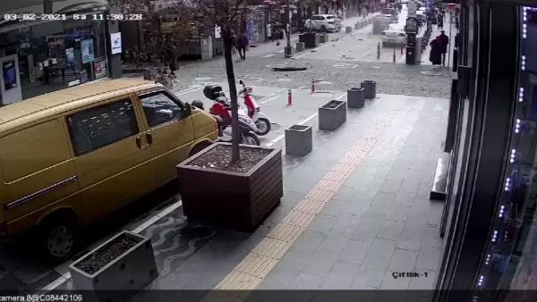 Cipin çarptığı otomobilin, 2 yaya ile pastanenin vitrinine çarptığı kaza kamerada Cipin çarptığı otomobilin, 2 yaya ile pastanenin vitrinine çarptığı kaza kamerada