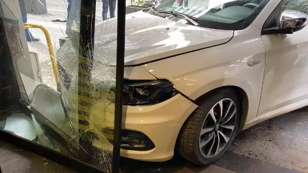 Cipin çarptığı otomobilin, 2 yaya ile pastanenin vitrinine çarptığı kaza kamerada Cipin çarptığı otomobilin, 2 yaya ile pastanenin vitrinine çarptığı kaza kamerada