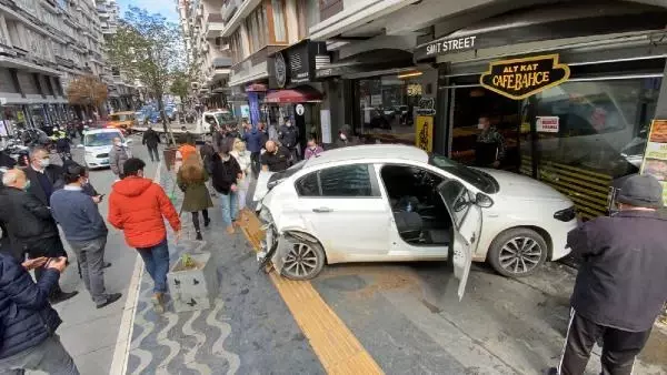 Cipin çarptığı otomobilin, 2 yaya ile pastanenin vitrinine çarptığı kaza kamerada Cipin çarptığı otomobilin, 2 yaya ile pastanenin vitrinine çarptığı kaza kamerada