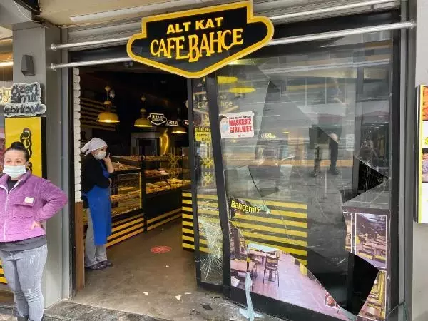 Cipin çarptığı otomobilin, 2 yaya ile pastanenin vitrinine çarptığı kaza kamerada Cipin çarptığı otomobilin, 2 yaya ile pastanenin vitrinine çarptığı kaza kamerada