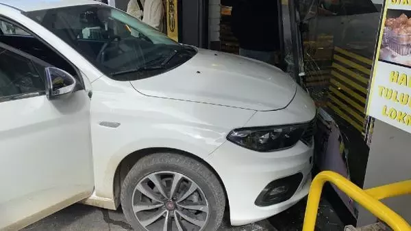 Cipin çarptığı otomobilin, 2 yaya ile pastanenin vitrinine çarptığı kaza kamerada Cipin çarptığı otomobilin, 2 yaya ile pastanenin vitrinine çarptığı kaza kamerada