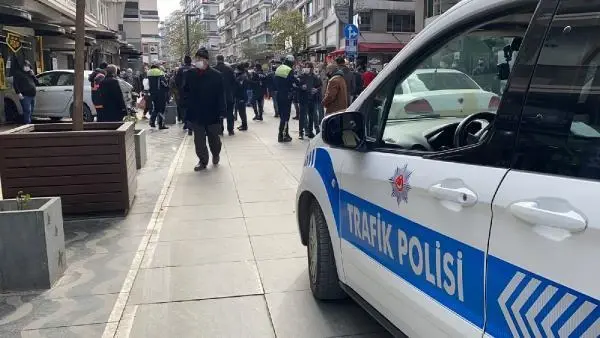 Cipin çarptığı otomobilin, 2 yaya ile pastanenin vitrinine çarptığı kaza kamerada Cipin çarptığı otomobilin, 2 yaya ile pastanenin vitrinine çarptığı kaza kamerada