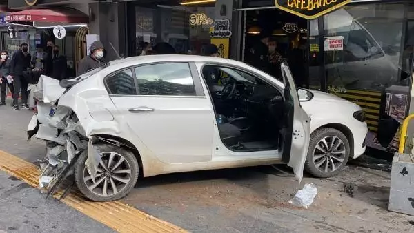 Cipin çarptığı otomobilin, 2 yaya ile pastanenin vitrinine çarptığı kaza kamerada Cipin çarptığı otomobilin, 2 yaya ile pastanenin vitrinine çarptığı kaza kamerada