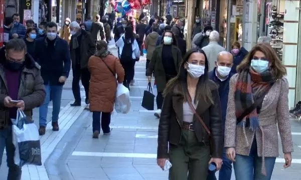 Vaka haritasında kırmızı renge boyanan Trabzon'da cadde ve sokaklardaki kalabalık pes dedirtti Vaka haritasında kırmızı renge boyanan Trabzon'da cadde ve sokaklardaki kalabalık pes dedirtti