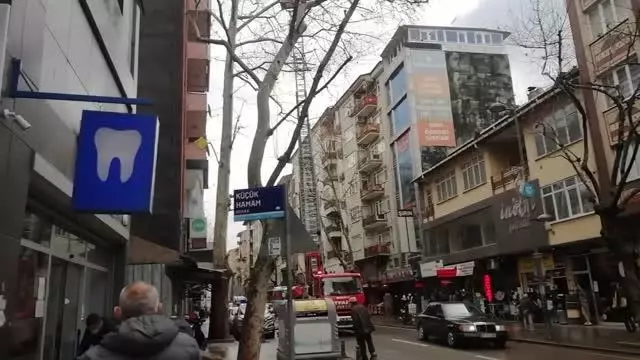 Dalda asılı kalan kargayı itfaiye kurtardı Dalda asılı kalan kargayı itfaiye kurtardı