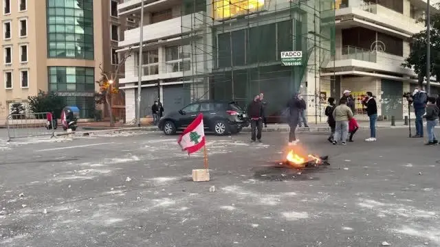 Ekonomik krizin sürdüğü Lübnan'da liranın değer kaybetmesi ve alım gücünün düşmesi protesto edildi (3) Ekonomik krizin sürdüğü Lübnan'da liranın değer kaybetmesi ve alım gücünün düşmesi protesto edildi (3)