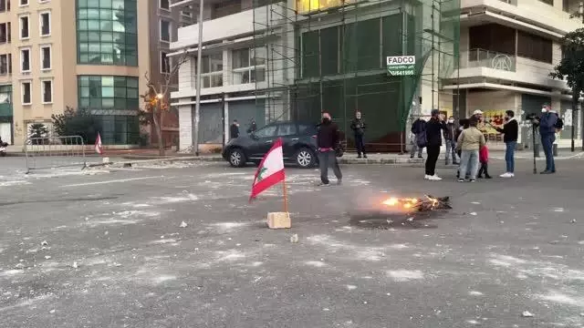 Ekonomik krizin sürdüğü Lübnan'da liranın değer kaybetmesi ve alım gücünün düşmesi protesto edildi (3) Ekonomik krizin sürdüğü Lübnan'da liranın değer kaybetmesi ve alım gücünün düşmesi protesto edildi (3)