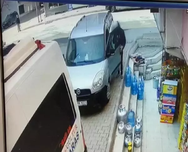 Esenyurt'ta araba çalan hırsızlar kamerada Esenyurt'ta araba çalan hırsızlar kamerada