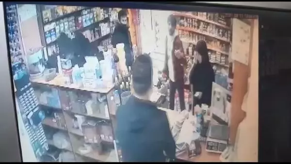 Esenyurt'ta araba çalan hırsızlar kamerada Esenyurt'ta araba çalan hırsızlar kamerada