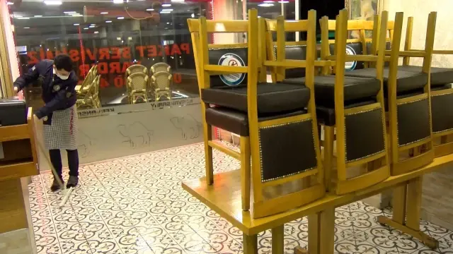 Esnaf 5 aydır bugünü bekliyordu! Normalleşmeyle yeniden açılan kafe ve restoranlar hazırlıklara geceden başladı Esnaf 5 aydır bugünü bekliyordu! Normalleşmeyle yeniden açılan kafe ve restoranlar hazırlıklara geceden başladı