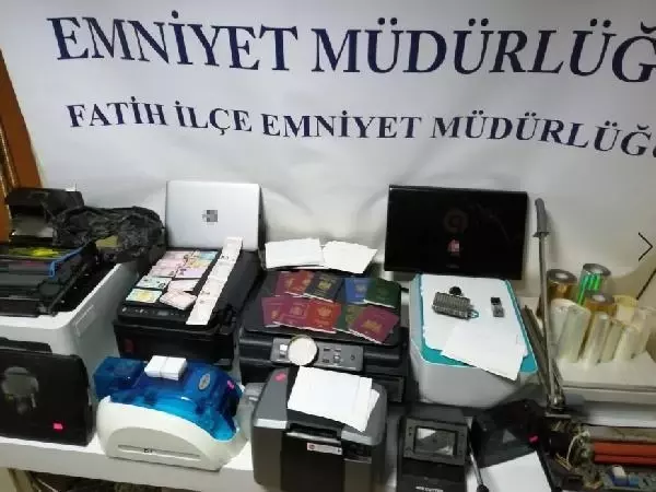 Fatih'te sahtecilik ve uyuşturucu operasyonunda yakalanan yabancı uyruklu şüpheli tutuklandı Fatih'te sahtecilik ve uyuşturucu operasyonunda yakalanan yabancı uyruklu şüpheli tutuklandı