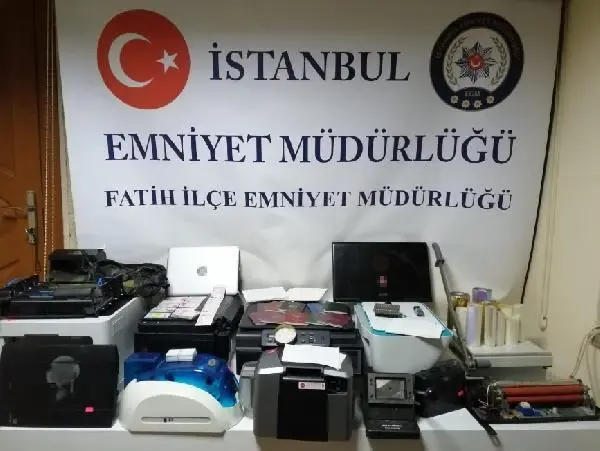 Fatih'te sahtecilik ve uyuşturucu operasyonunda yakalanan yabancı uyruklu şüpheli tutuklandı Fatih'te sahtecilik ve uyuşturucu operasyonunda yakalanan yabancı uyruklu şüpheli tutuklandı