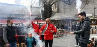 Gaziantepli kebapçılar müşterilerini davul zurna çalıp kurdele keserek karşıladı