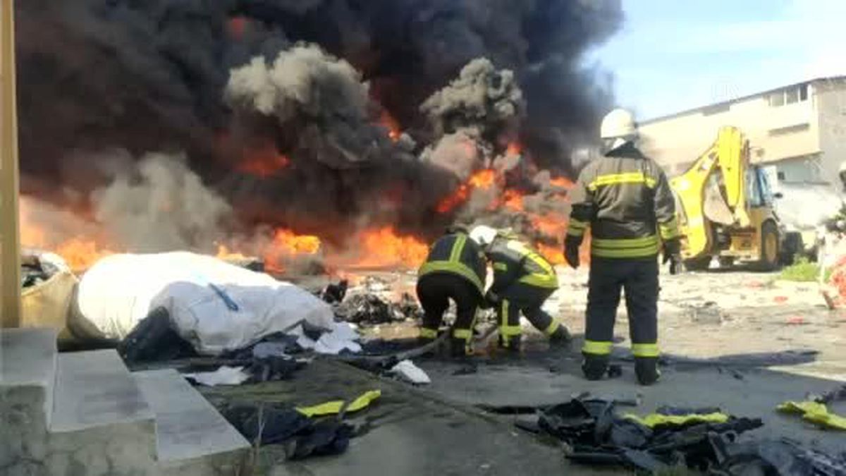 Geri dönüşüm tesisinde çıkan yangın kontrol altına alındı (3)