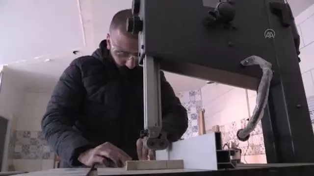 Son dakika... Gıda mühendisliğini bırakıp çocukluk hayali ahşabın peşinden giderek işinin patronu oldu Son dakika... Gıda mühendisliğini bırakıp çocukluk hayali ahşabın peşinden giderek işinin patronu oldu