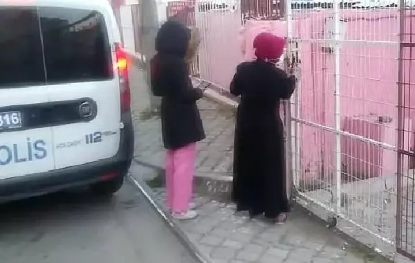 Görevli kapıyı kilitleyince engelli genç okul bahçesinde mahsur kaldı Görevli kapıyı kilitleyince engelli genç okul bahçesinde mahsur kaldı