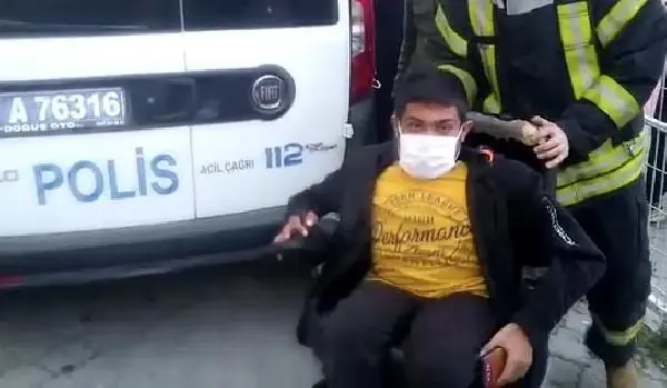 Görevli kapıyı kilitleyince engelli genç okul bahçesinde mahsur kaldı Görevli kapıyı kilitleyince engelli genç okul bahçesinde mahsur kaldı