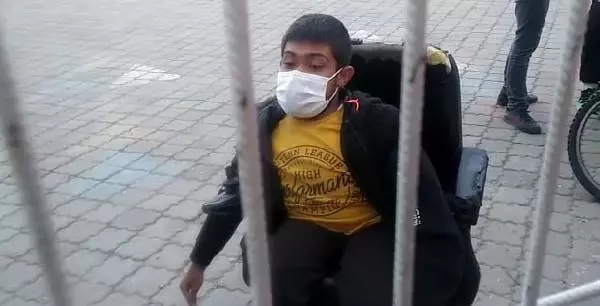 Görevli kapıyı kilitleyince engelli genç okul bahçesinde mahsur kaldı Görevli kapıyı kilitleyince engelli genç okul bahçesinde mahsur kaldı
