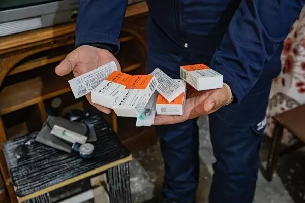 Görme güçlüğü çeken kaçak sünnetçiye suçüstü Görme güçlüğü çeken kaçak sünnetçiye suçüstü