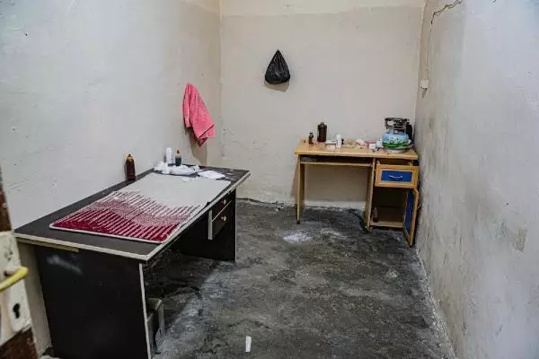 Görme güçlüğü çeken kaçak sünnetçiye suçüstü Görme güçlüğü çeken kaçak sünnetçiye suçüstü