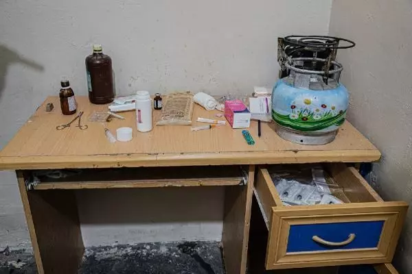 Görme güçlüğü çeken kaçak sünnetçiye suçüstü Görme güçlüğü çeken kaçak sünnetçiye suçüstü