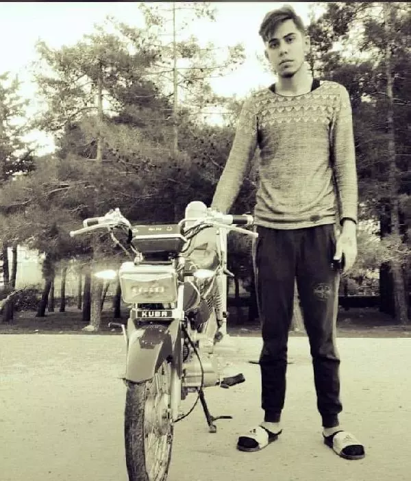 Hafif ticari araca çarpan motosikletin sürücüsü öldü Hafif ticari araca çarpan motosikletin sürücüsü öldü