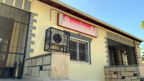 Hafif ticari araca çarpan motosikletin sürücüsü öldü Hafif ticari araca çarpan motosikletin sürücüsü öldü