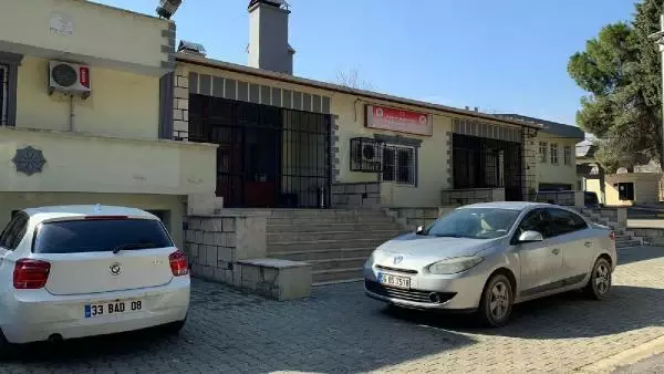 Hafif ticari araca çarpan motosikletin sürücüsü öldü Hafif ticari araca çarpan motosikletin sürücüsü öldü