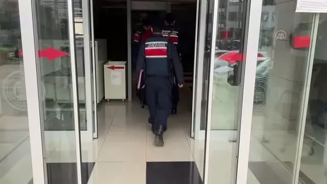 Hırsızlık için girdiği evin sahibini silahla yaralayan şüpheli tutuklandı Hırsızlık için girdiği evin sahibini silahla yaralayan şüpheli tutuklandı