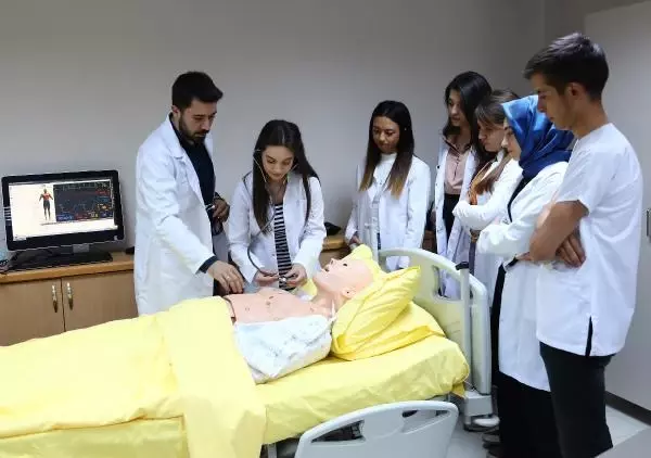 İş dünyasının kapılarını mezun olmadan aralıyorlar